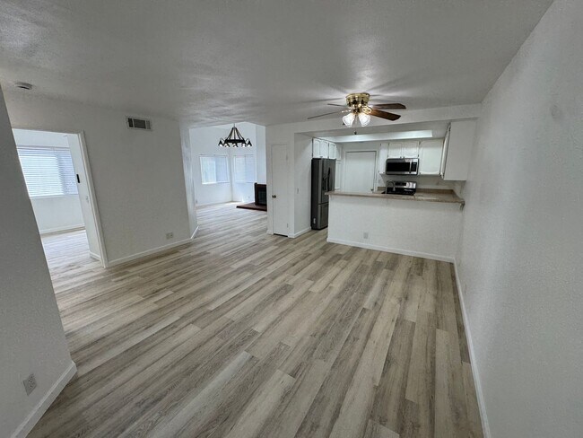 Building Photo - 1523 Woodpine Dr