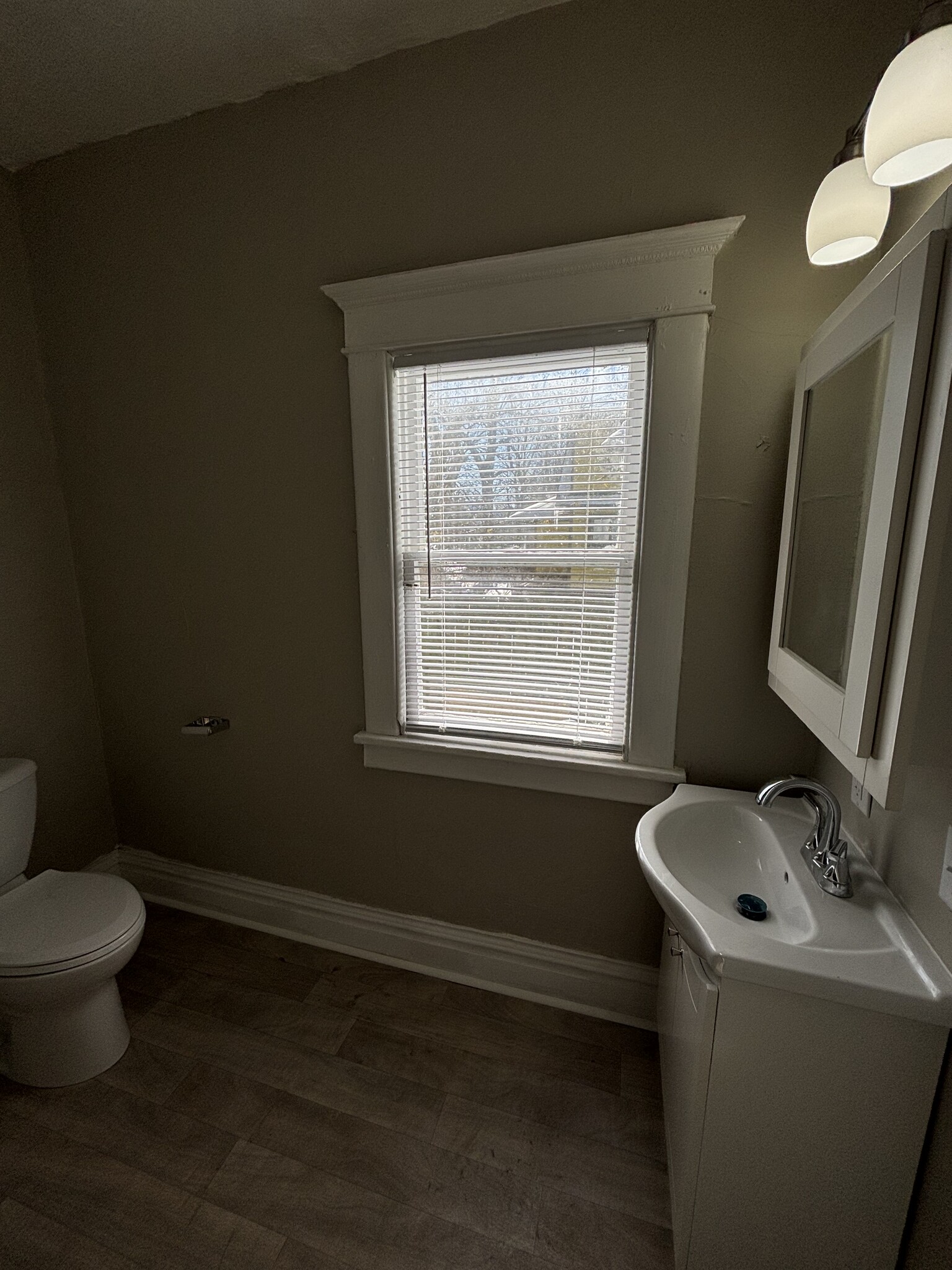 1/2 Bathroom - 719 W Cedar St