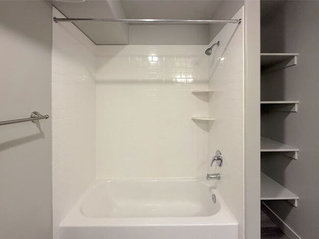 Building Photo - 2 bed, 1 bath Condo