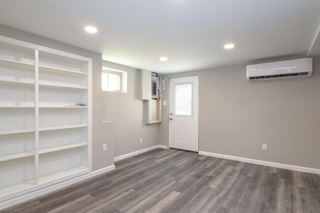 Building Photo - 690 North Dr