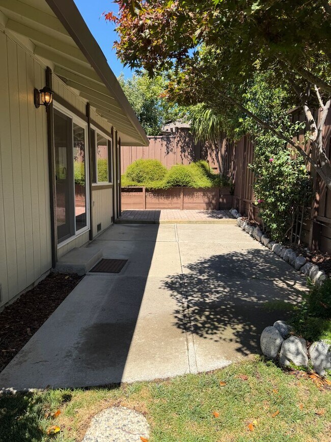 Building Photo - 5447 Anselmo Ct