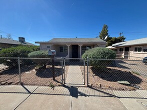 Building Photo - Charming 2Bed/1Bath apartment W/ Private front yard w/ porch and oversized backyard in Henderson