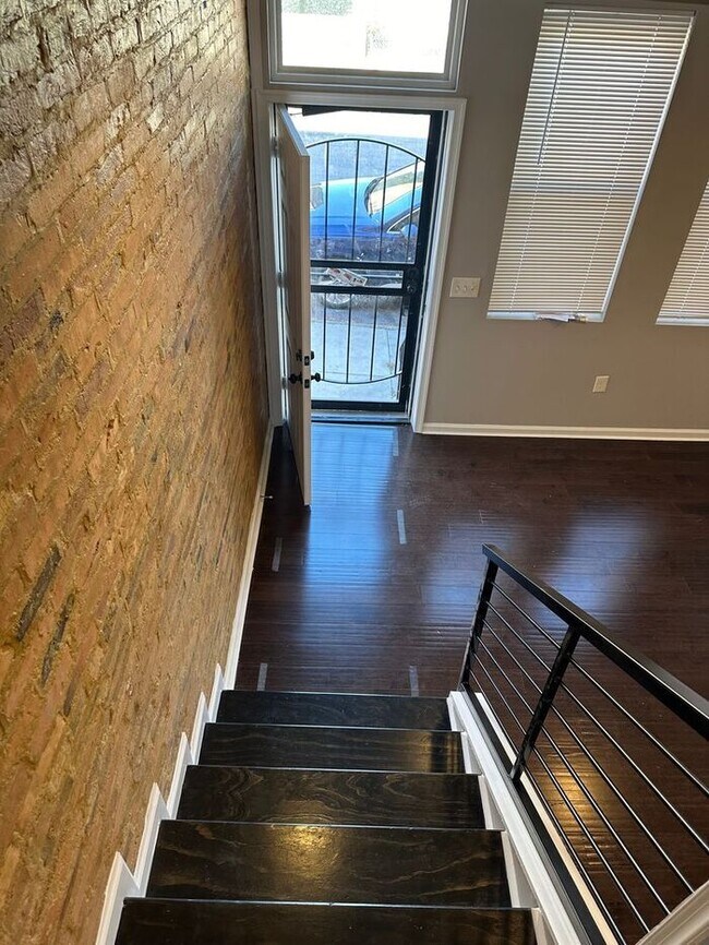 Building Photo - 4 bedrooms