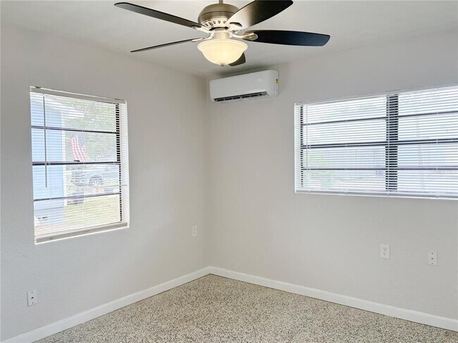 Building Photo - 219 21st St E