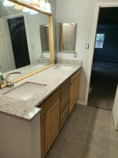 Building Photo - 3411 S Briar Knoll Dr