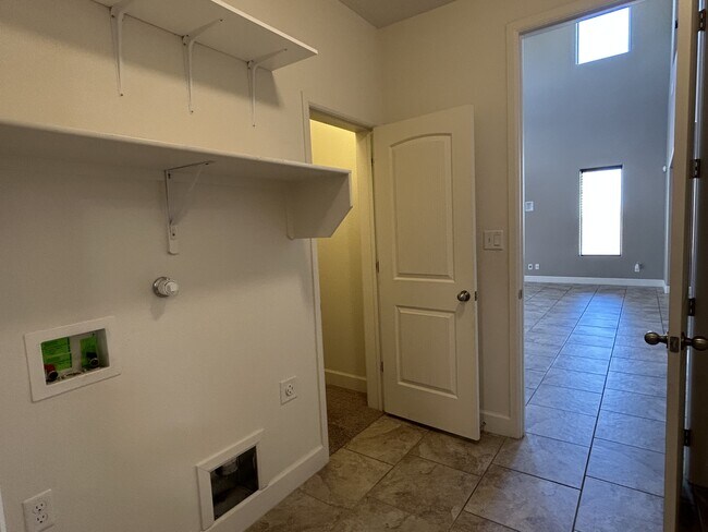 Building Photo - 7115 Vista Terraza Dr NW