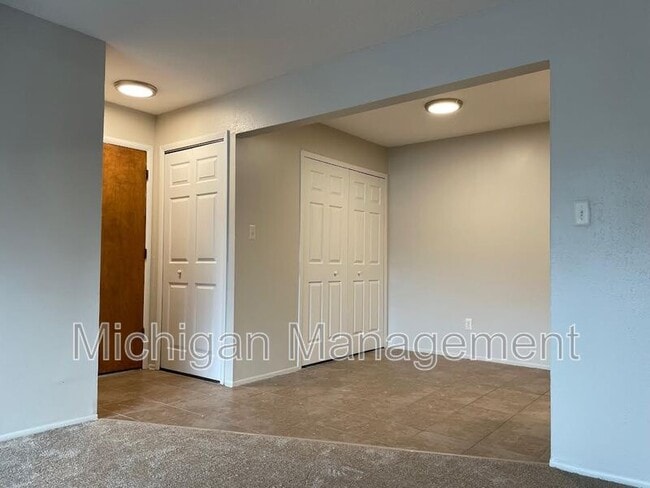 Building Photo - 865 E Summit St