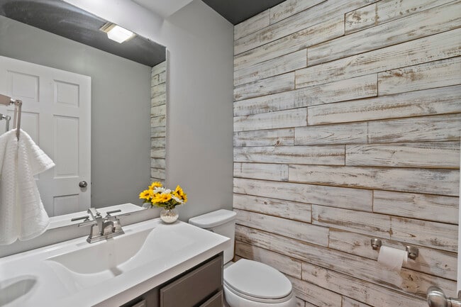 Building Photo - 4690 Lindbergh Dr