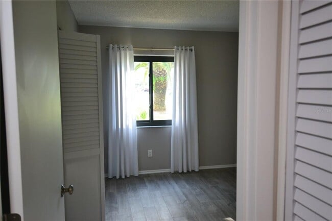 Building Photo - 135 W Cypress Ct