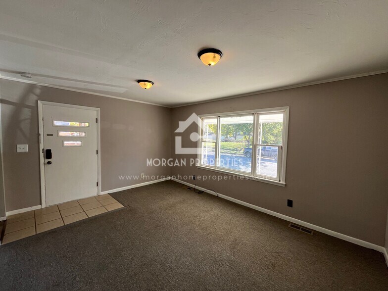 Building Photo - 330 W 6th St