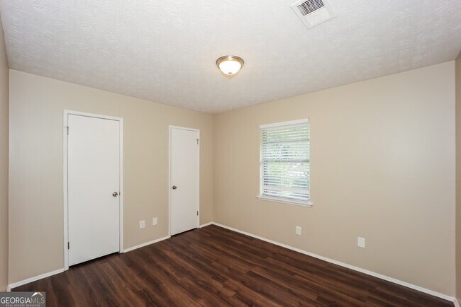 Building Photo - 6133 Fieldcrest Dr
