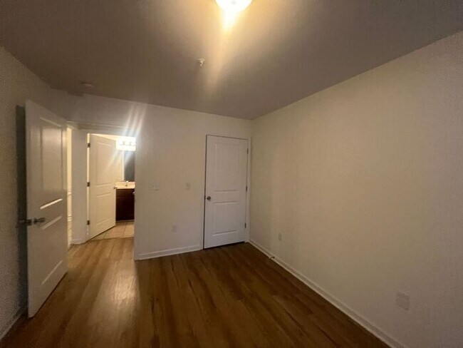 Building Photo - Central Wilmington, ground floor end unit, large 2 BR with porch(The Gardens)