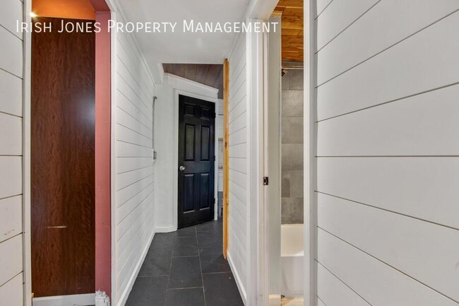 Building Photo - 5875 Lakeview Terrace