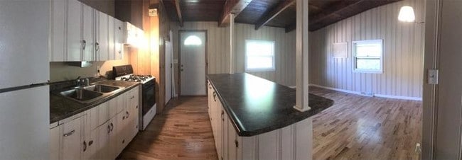 Building Photo - 208 Cherry Ln