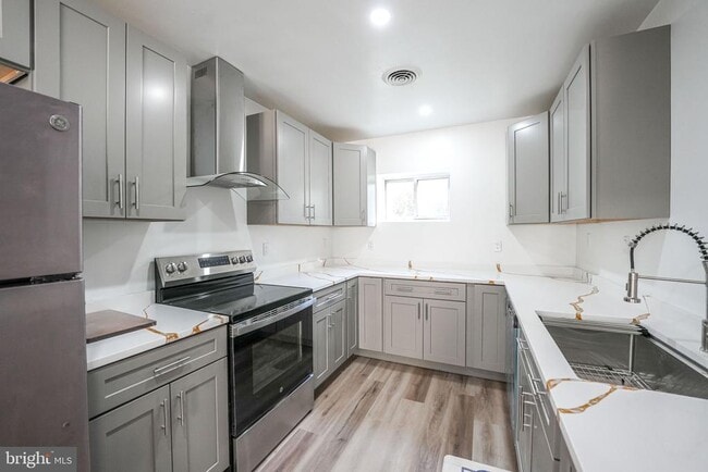 Building Photo - 8665 Center Rd