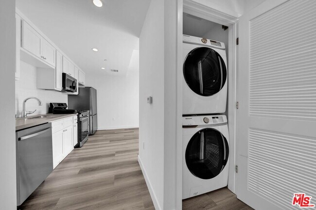 Building Photo - 667 N Wilton Pl