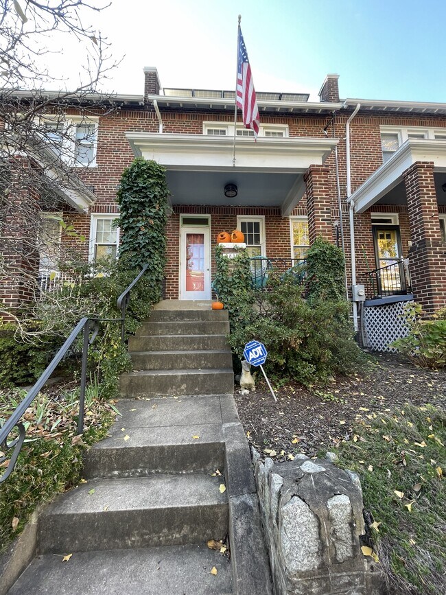 Building Photo - 1833 Burke St SE