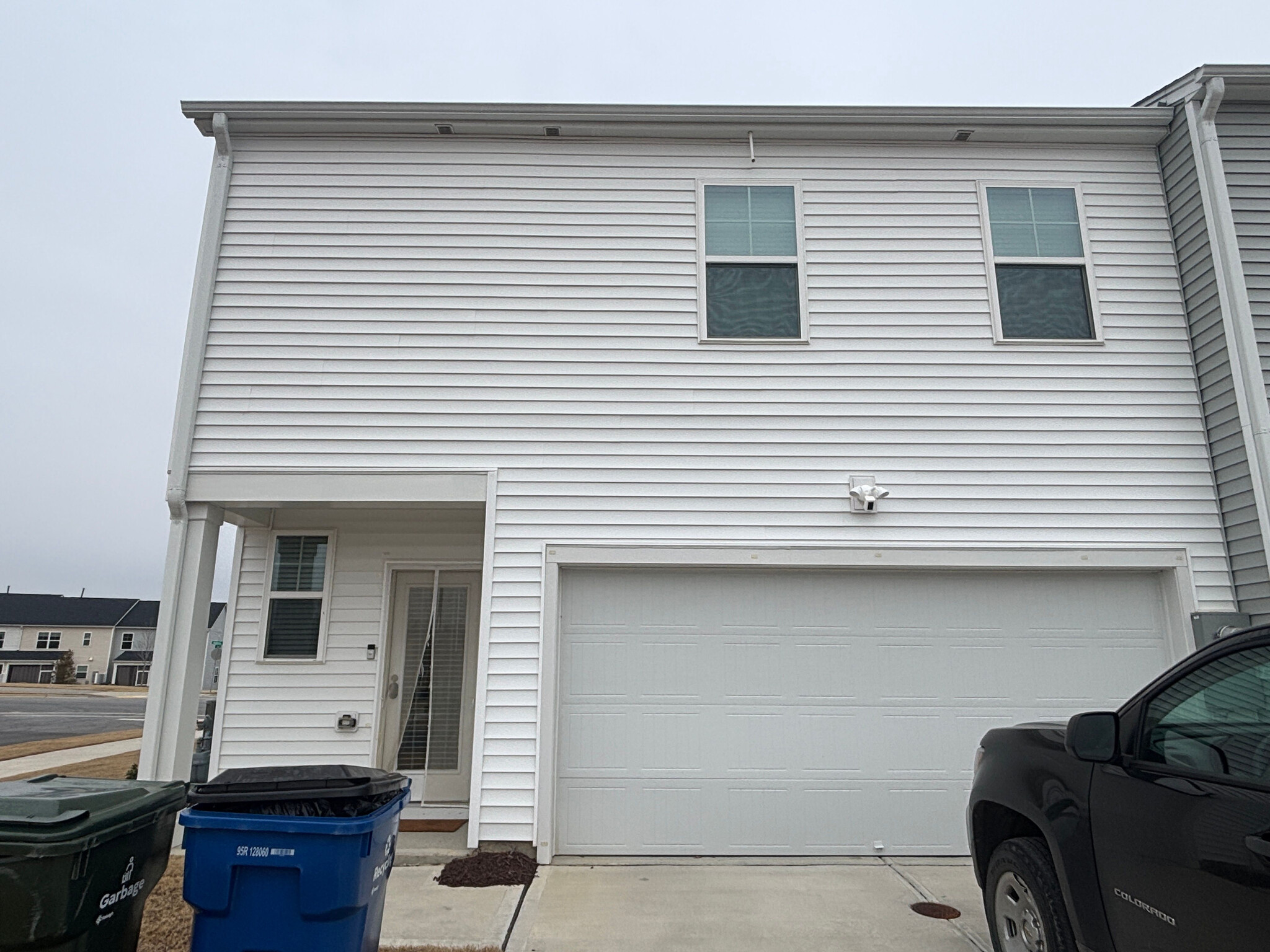 Building Photo - Room in Townhome on Anamosa St