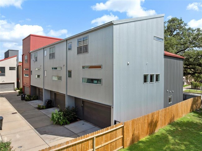 Building Photo - 2433 Wentworth St