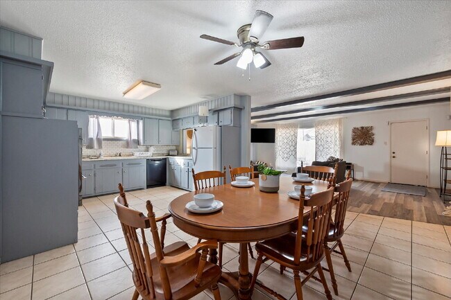 Building Photo - Fully Furnished Rental!!