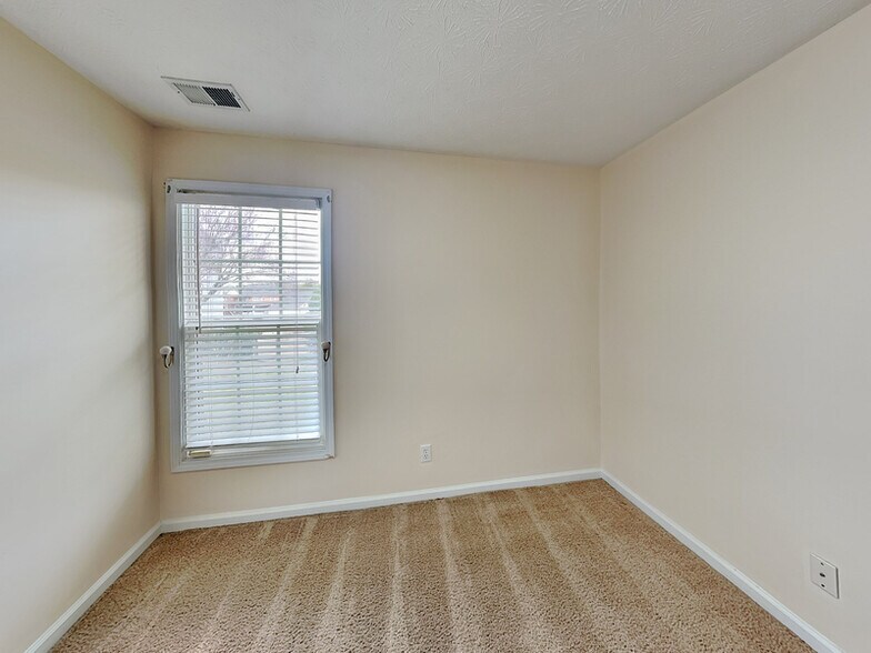 Building Photo - 17 Derby Way NE