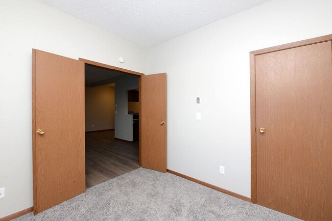 Building Photo - Updated 2 Bed, 1 Bath Townhome in West Fargo!