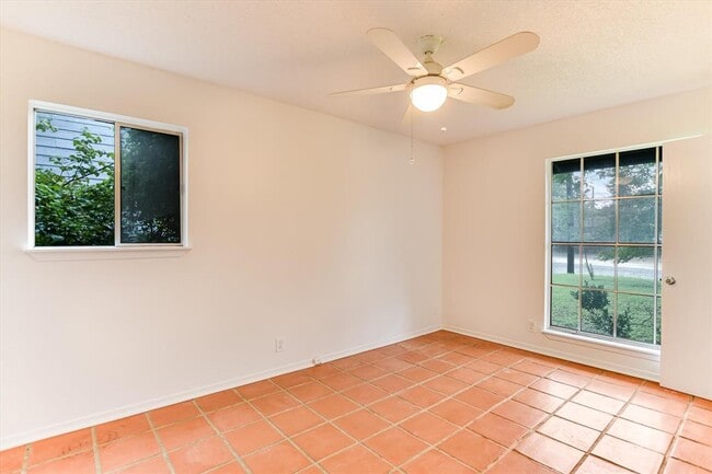 Building Photo - 100 E Lisa Dr