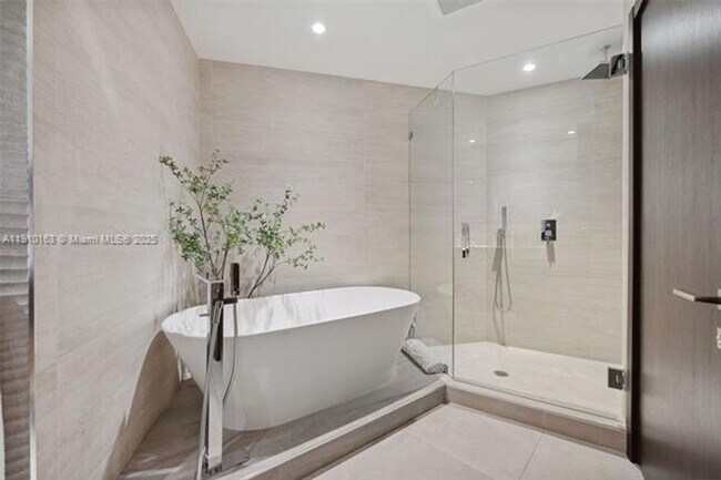 Building Photo - 808 Brickell Key Dr