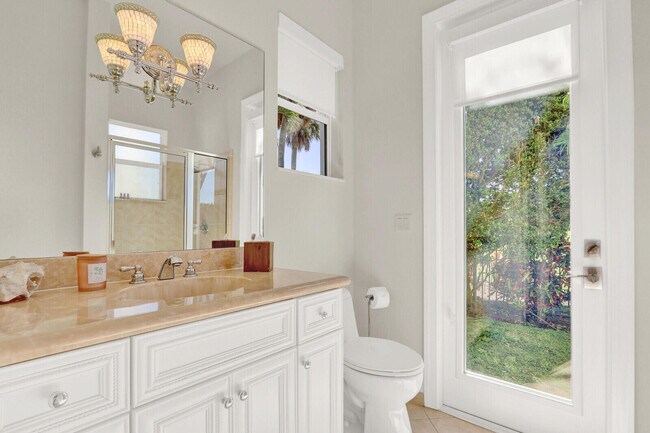 Building Photo - 528 Les Jardin Dr