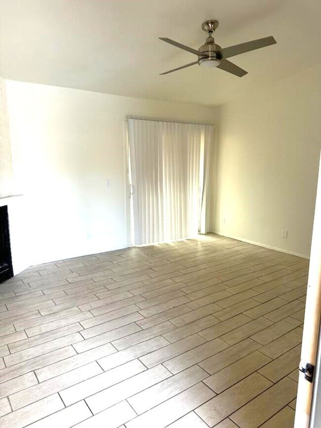 Building Photo - 2 bed 2 bath condo with balcony