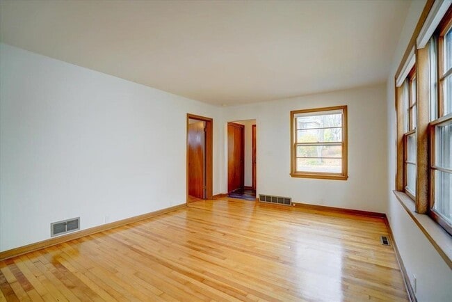 Building Photo - 1115 E Johnson St