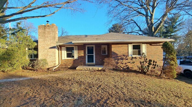 Building Photo - 3 Bed / 1-1/2 Bath Single Family Home w/ 2-Car Garage