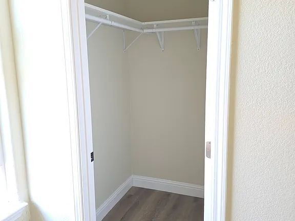 Building Photo - Cozy, comfortable and large living space for a family