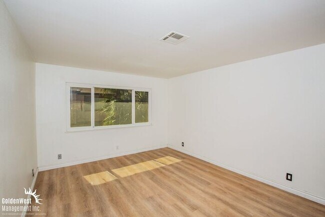 Building Photo - Modern 2Bdm 1.5Ba Townhome in Central Las ...