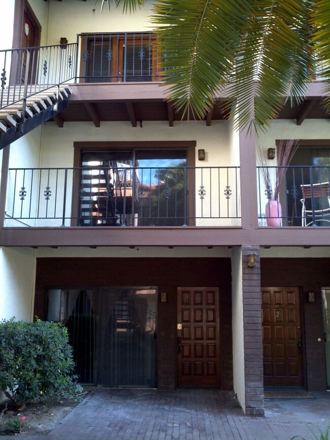 Building Photo - Los Caballeros #022