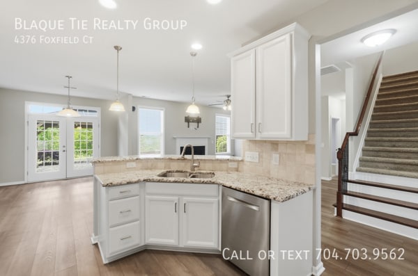 Building Photo - 4376 Foxfield Ct