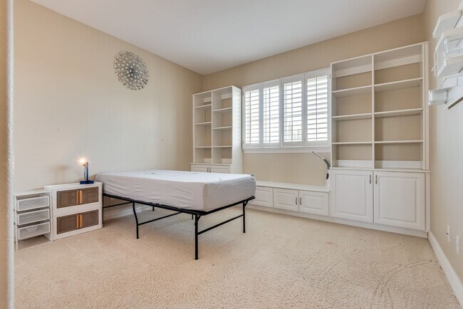 Building Photo - Luxurious, Entertainers Dream 4 Bedroom Home