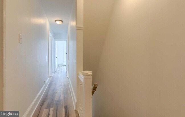 Building Photo - 825 Scull St