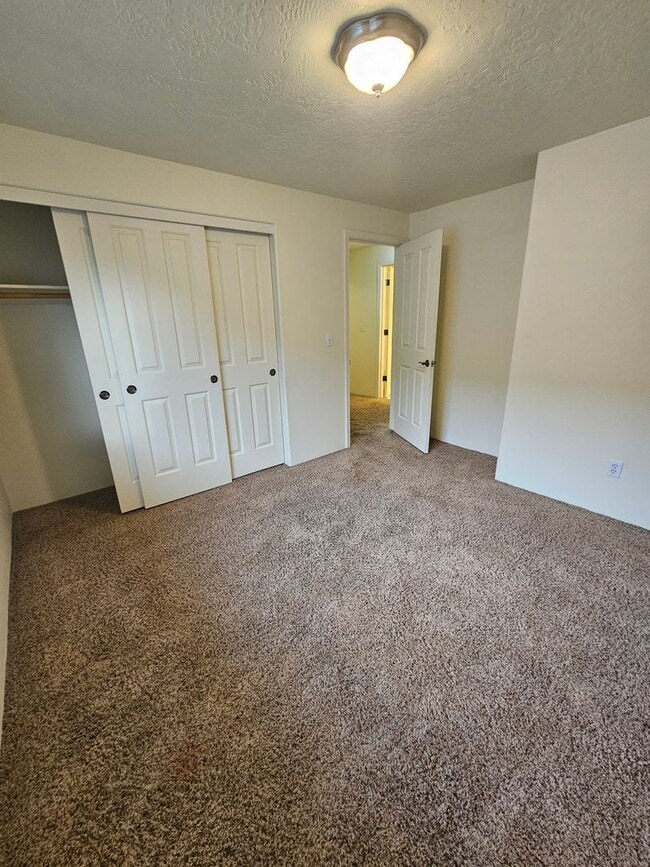 Building Photo - Lovely Central Point Home in Convenient Location