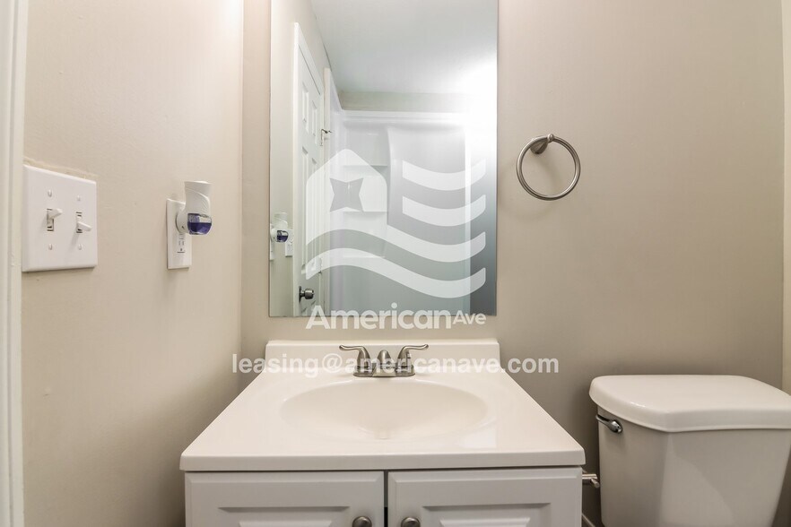 Building Photo - 1544 Holland Ave