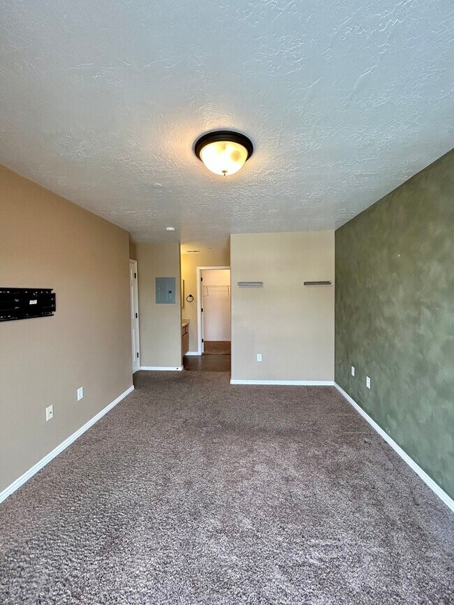 Building Photo - Bright 3-Bed, 2-Bath Condo with Mountain Views & Community Amenities