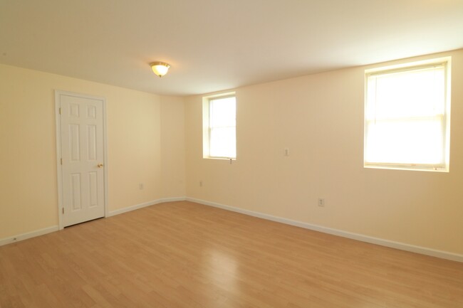 Building Photo - 5 BD + 3.5 Bath Bright & Beautiful Colonia...