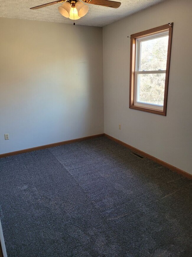 Building Photo - Available December 21st! SPACIOUS & PET FR...