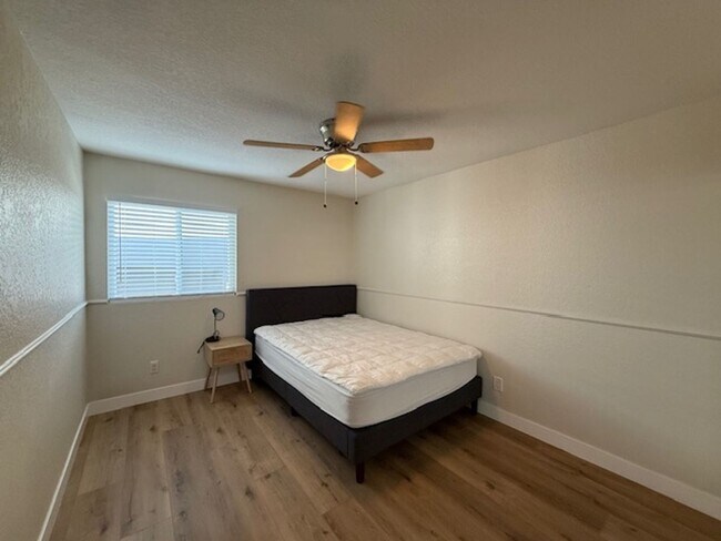 Building Photo - Beautiful 2 Bedroom 1.5 Bath Home