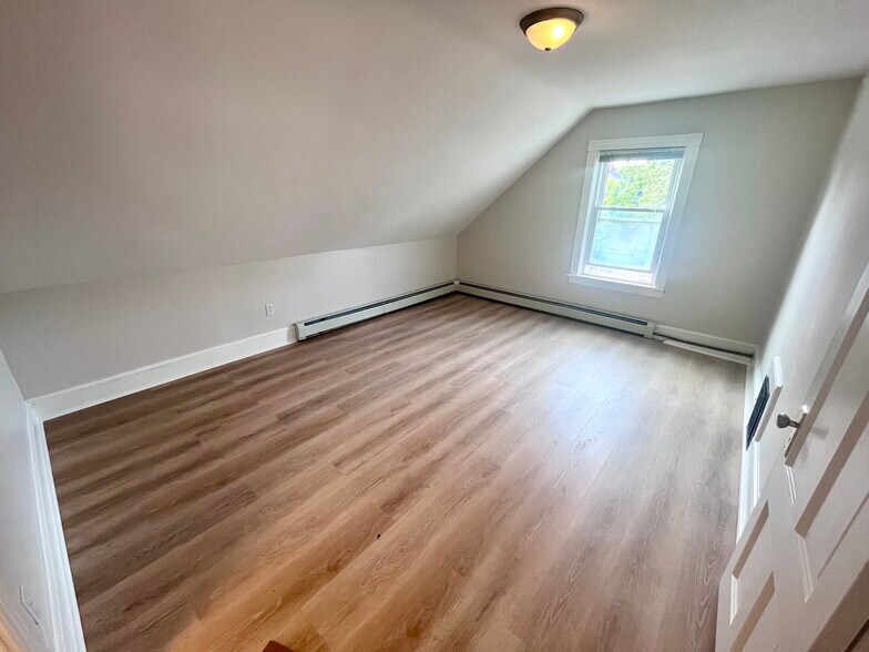 Building Photo - 96 Larch St