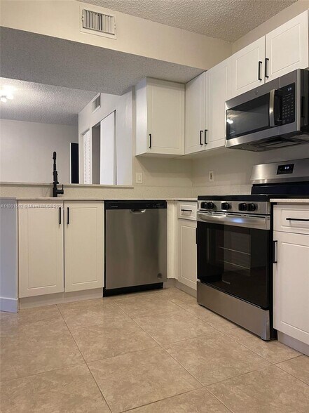 Building Photo - 8781 Wiles Rd