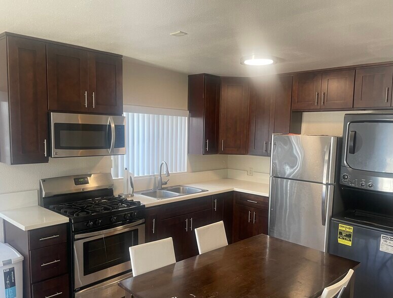Kitchen - 1396 W 30th St