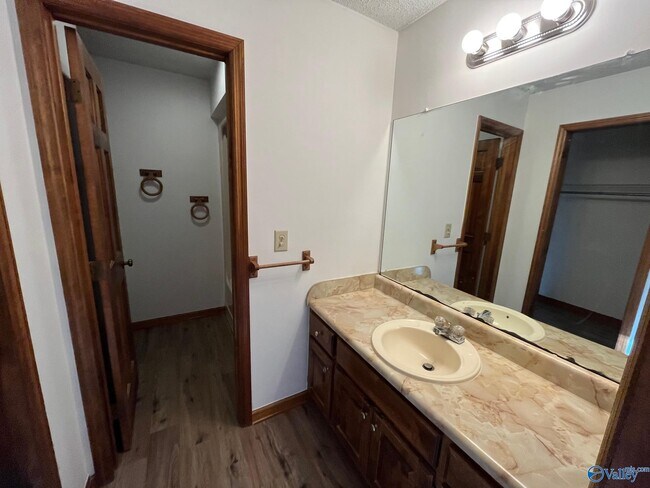 Building Photo - 2122 Indian Hills Rd NE