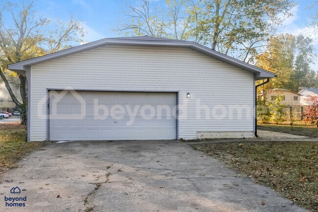 Building Photo - Your Dream Family House with 4 Bed and 2 Full Bath is Ready for Move-In!