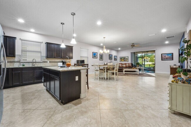 Building Photo - Beautifully Maintained home in Pool Community!